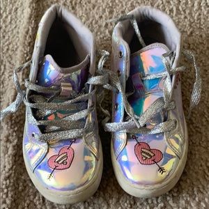 Children place iridescent sneaker size 1
